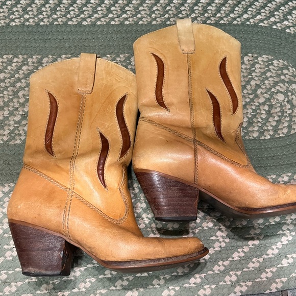 Women’s Leather Tan and Brown Western Style Boots - Picture 4 of 6